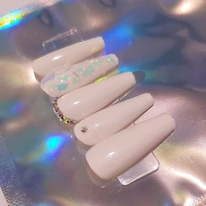 BUY ONE GET ONE FREE❗️White Rhinestone Press Ons🤍